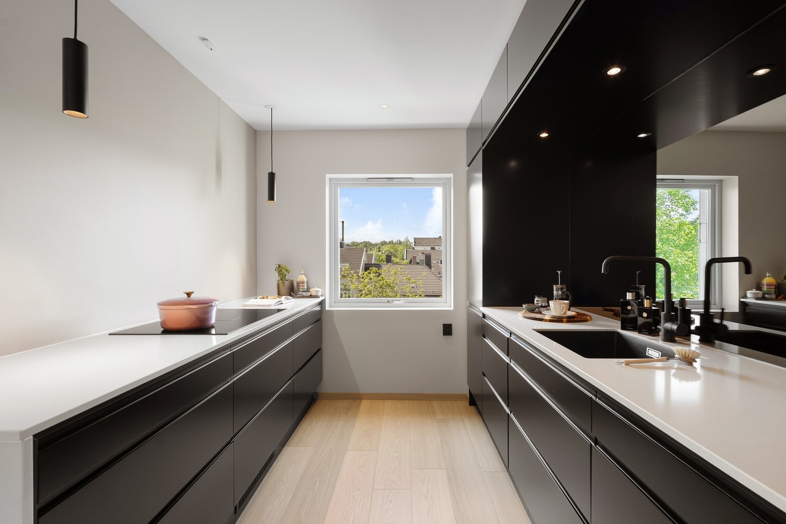 Nerostein kvarts benkeplate. Det ble samtidig utført rørfornying i 2023. Galleribilde