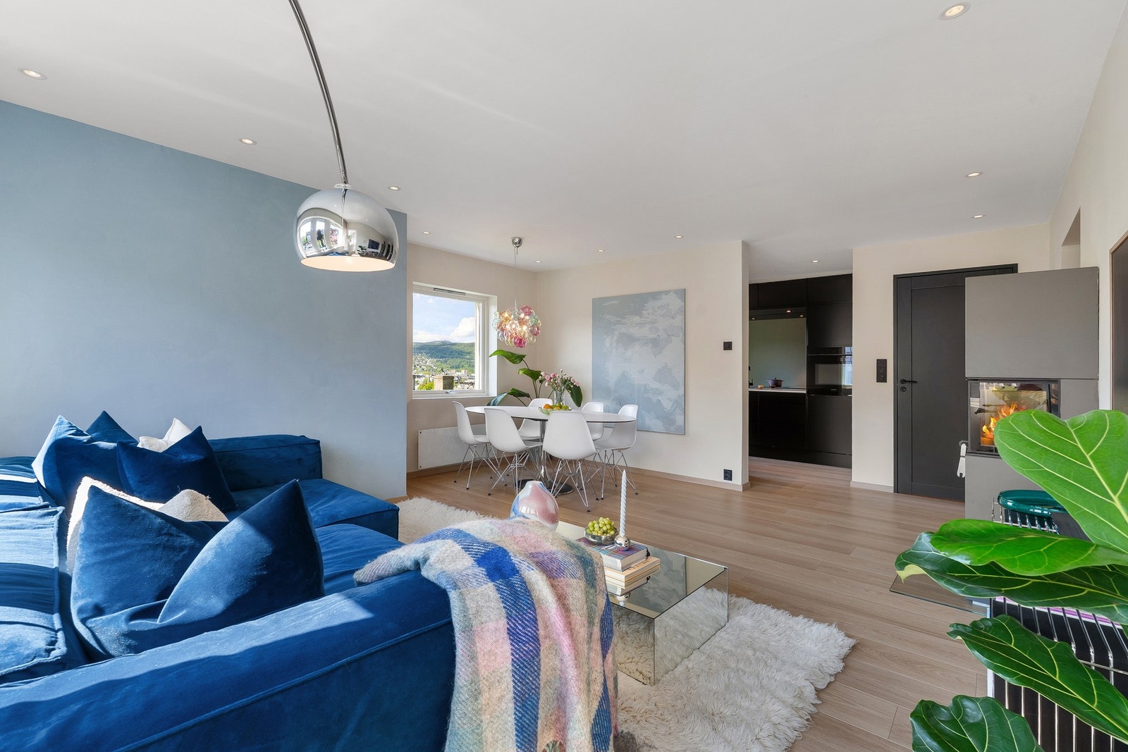 Delikat stue med god plass til både sofagruppe og spisebord. Galleribilde