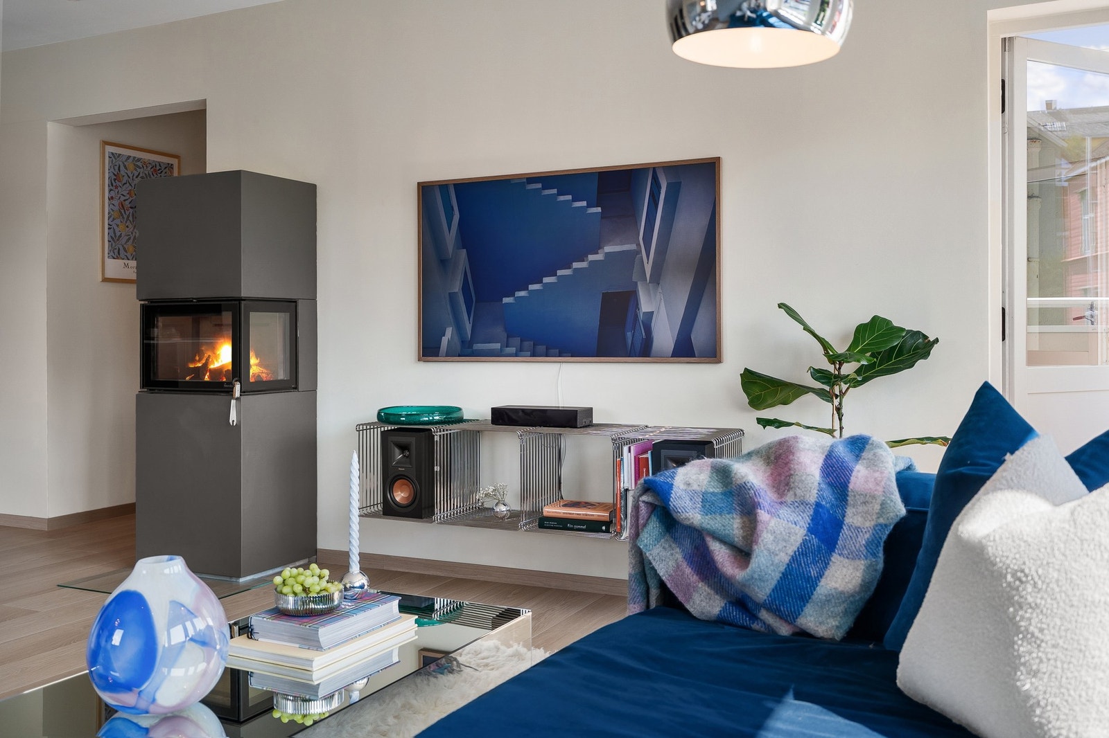 Vedfyring på stue bidrar til lun og god atmosfære i leiligheten. Galleribilde