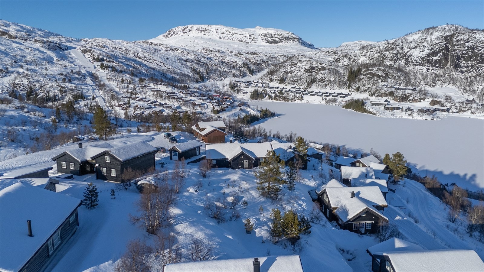 Tomten ligger fint til på feltet med kort vei til parkeringen. Fra feltet har man utsikt mot Tjørhomfjellet og Beinesvannet. Galleribilde