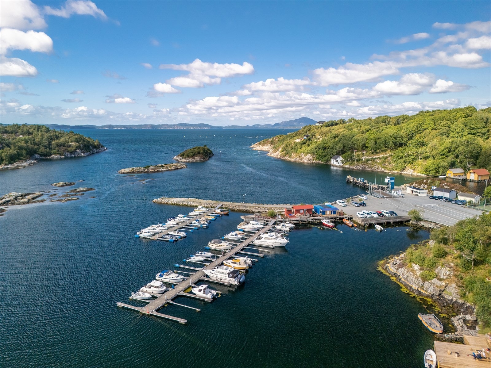 Buavåg ferjekai og båthavn med mulighet for leie av båtplass Galleribilde