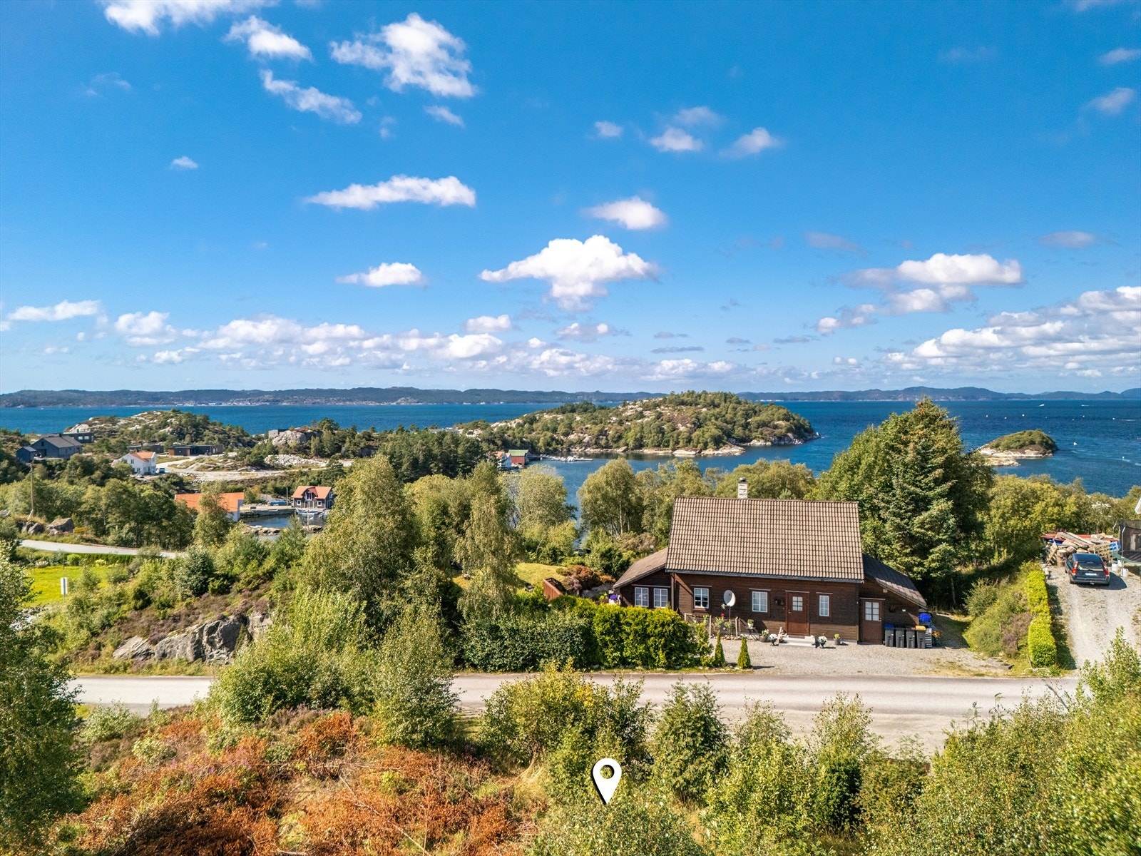 Dronebilde fra tomten tatt litt i høyden - Utsikt mot nord-vest Galleribilde