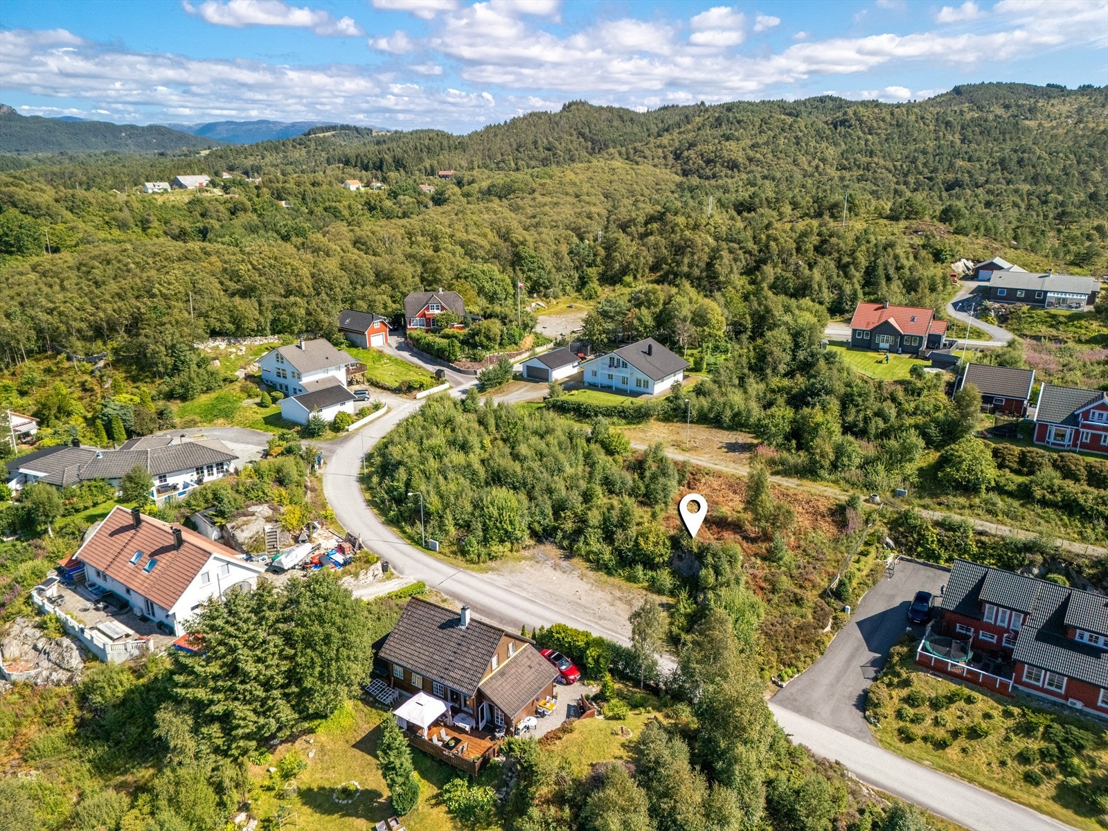 Dronebilde over et etablert og koselig nabolag Galleribilde