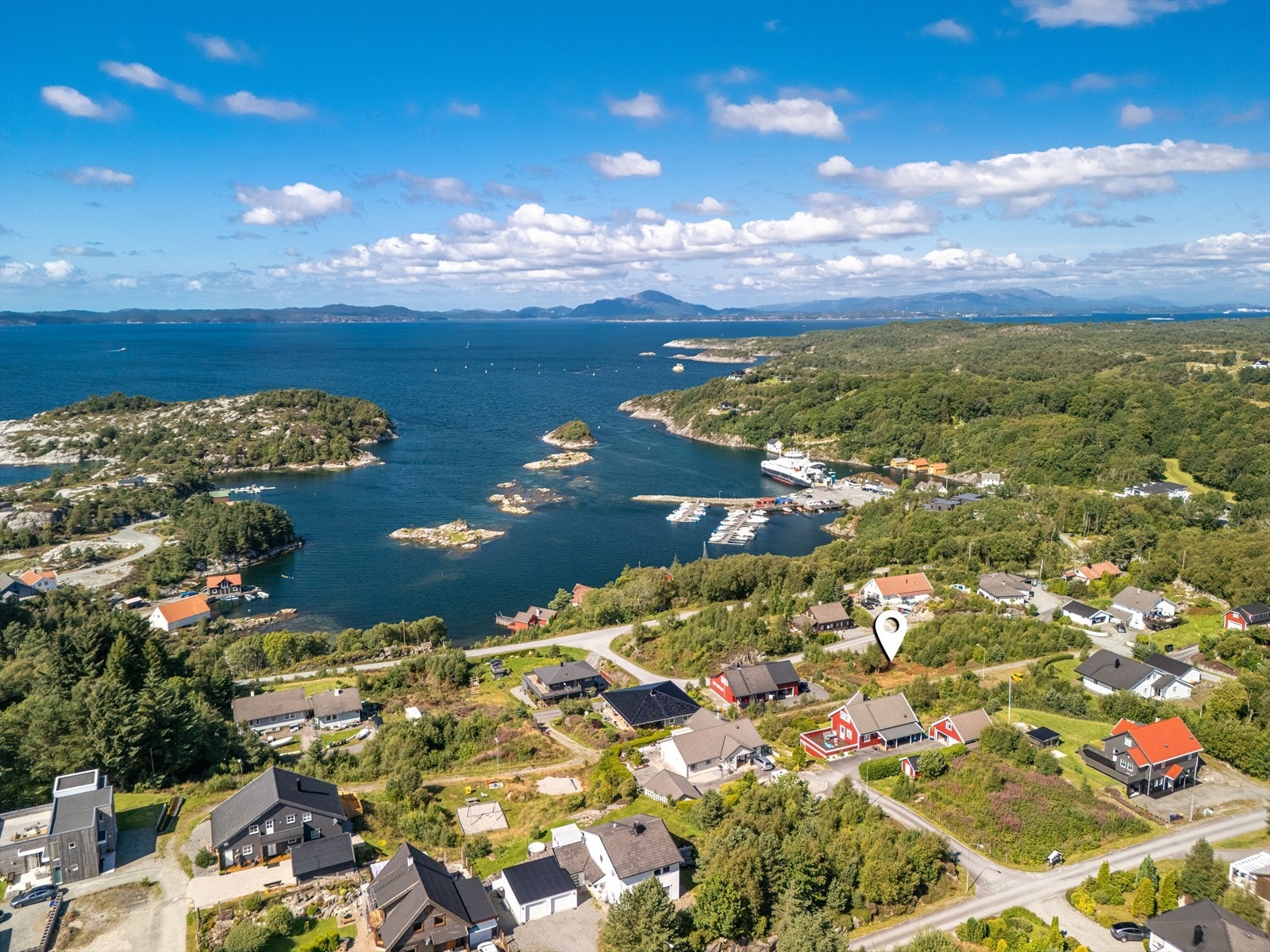 Det er en kort gåtur ned til sjøen fra eiendommen Galleribilde