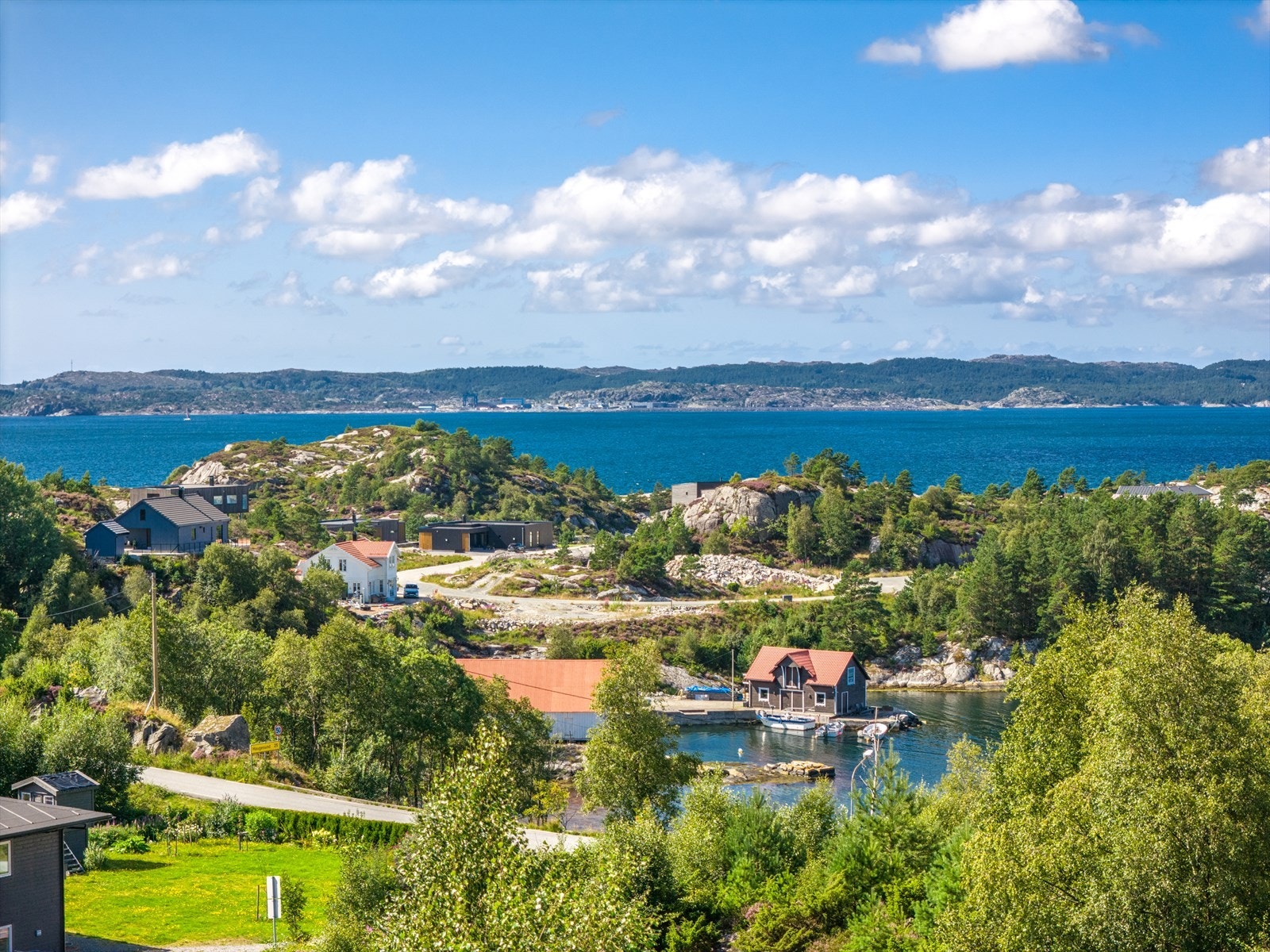 Dronebilde fra tomten tatt litt i høyden Galleribilde