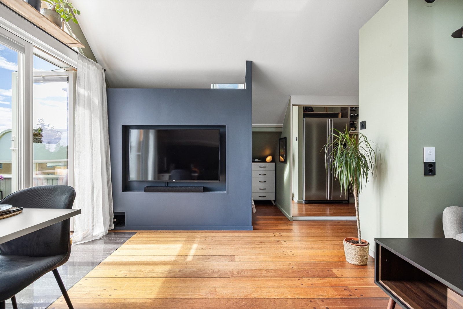 Smart løsning med integrert TV i skillevegg. Galleribilde