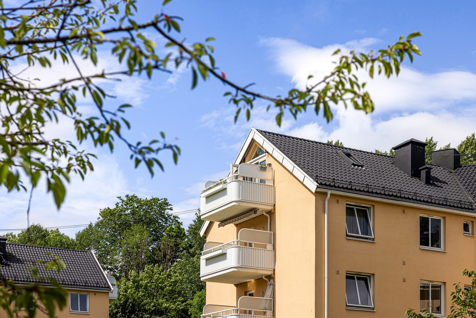 Sjekk den beliggenheten! Fra boligen har du kort vei til både flotte turområder, gode kollektivforbindelser, butikker og servicetilbud. Galleribilde