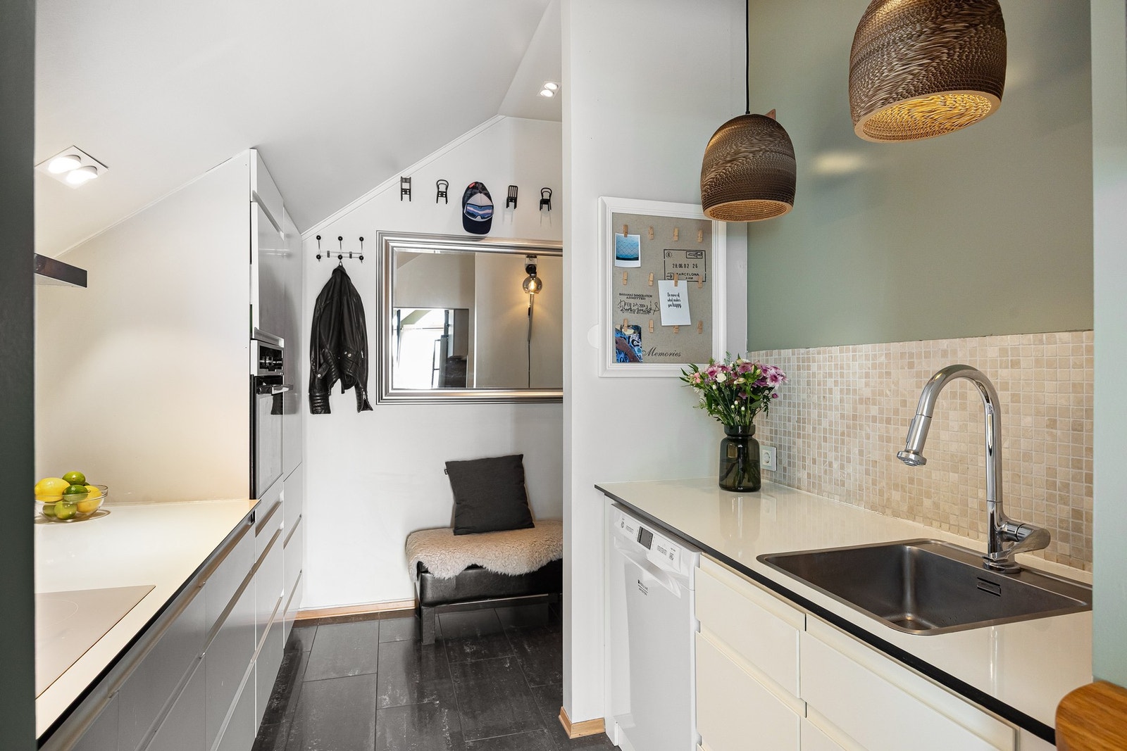 Integrerte hvitevarer som induksjonsplatetopp, stekeovn og oppvaskmaskin, samt frittstående kjøleskap med frys. Galleribilde