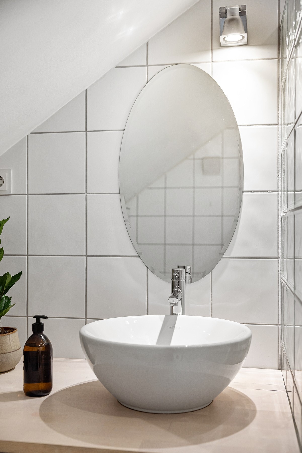 Varmekabler i gulv og downlights i himling. Galleribilde