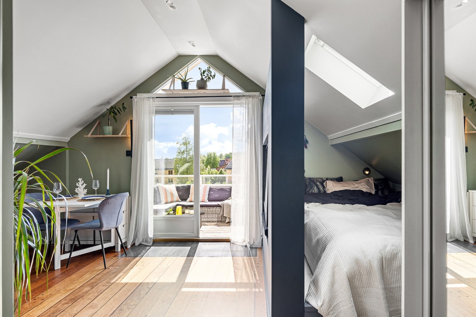 Stuen oppleves lys og luftig med god takhøyde på 2,8 meter. Galleribilde