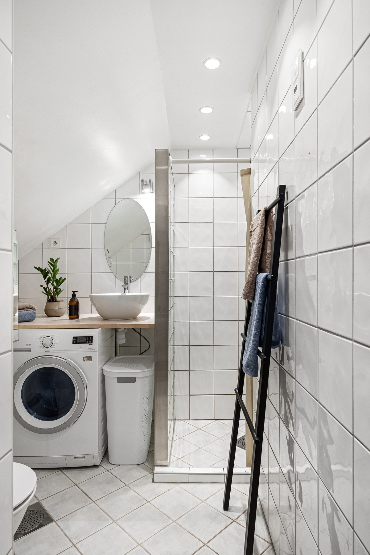 Pent, flislagt baderom renovert i regi av aksjelaget i 2009. Galleribilde