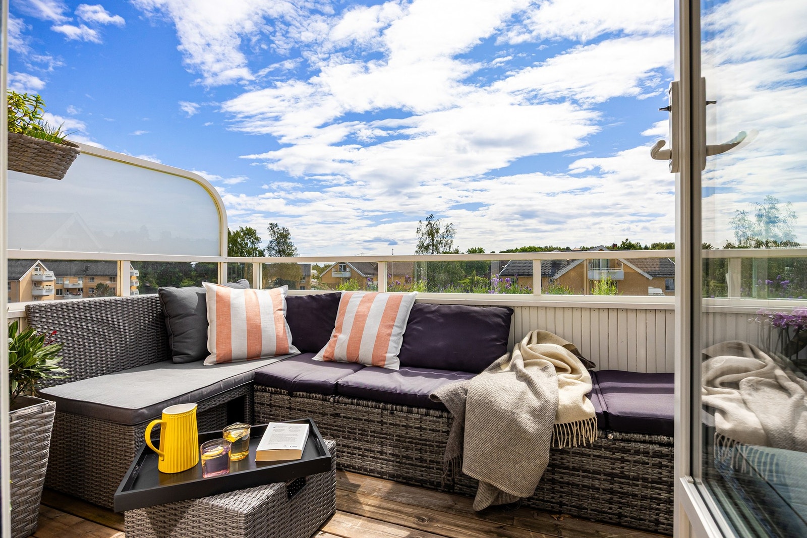 Lys og flott loftsleilighet, beliggende i et attraktivt og rolig område på Røa/Huseby. Galleribilde