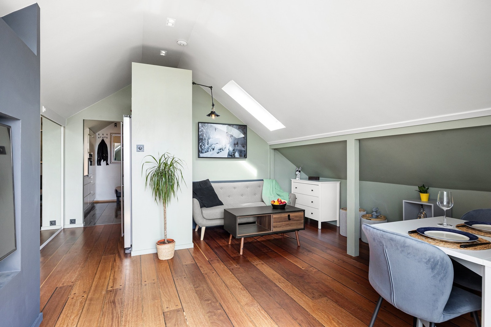 God plass til sofagruppe, sofabord og underholdningsavdeling. Galleribilde