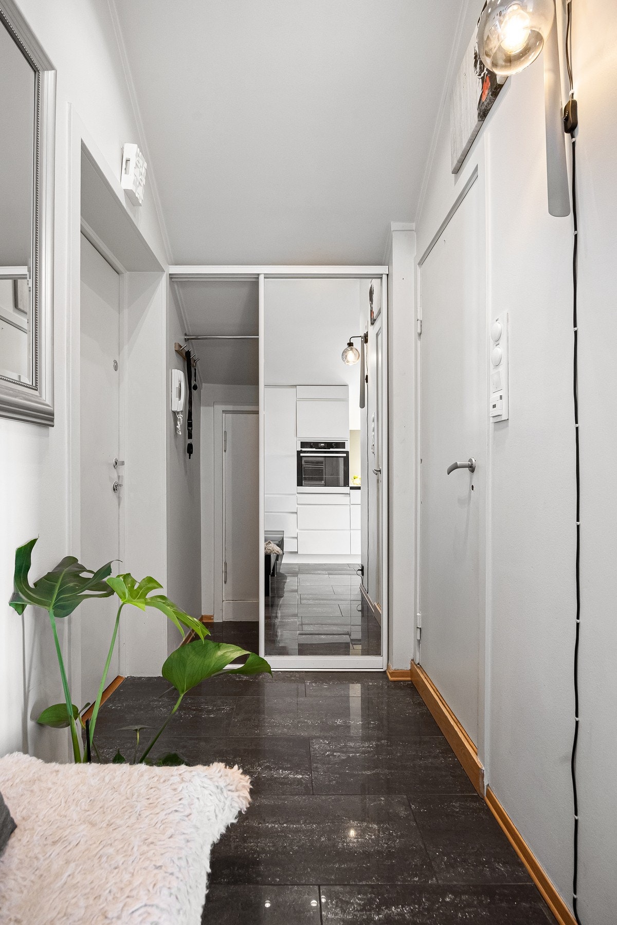 Innbydende entré med god plass til oppbevaring av yttertøy og sko. Galleribilde