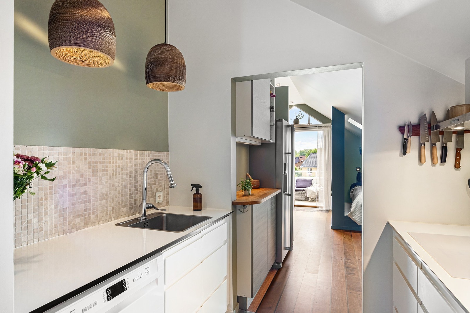 Rikelig med skap- og benkeplass. Galleribilde