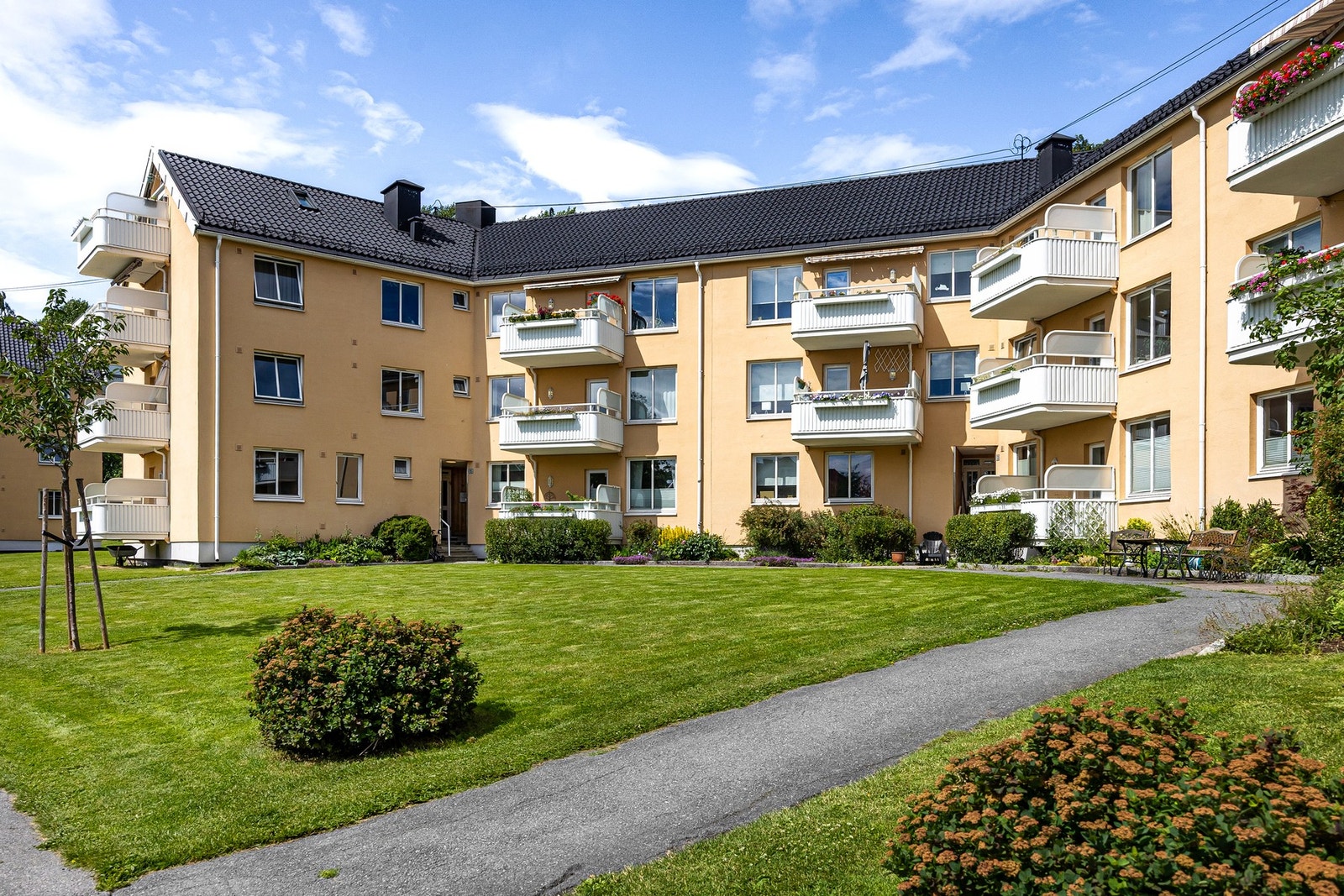 Alle beboere får oblat til felles parkering - 92 plasser totalt, hvorav 22 med elbillading. Galleribilde