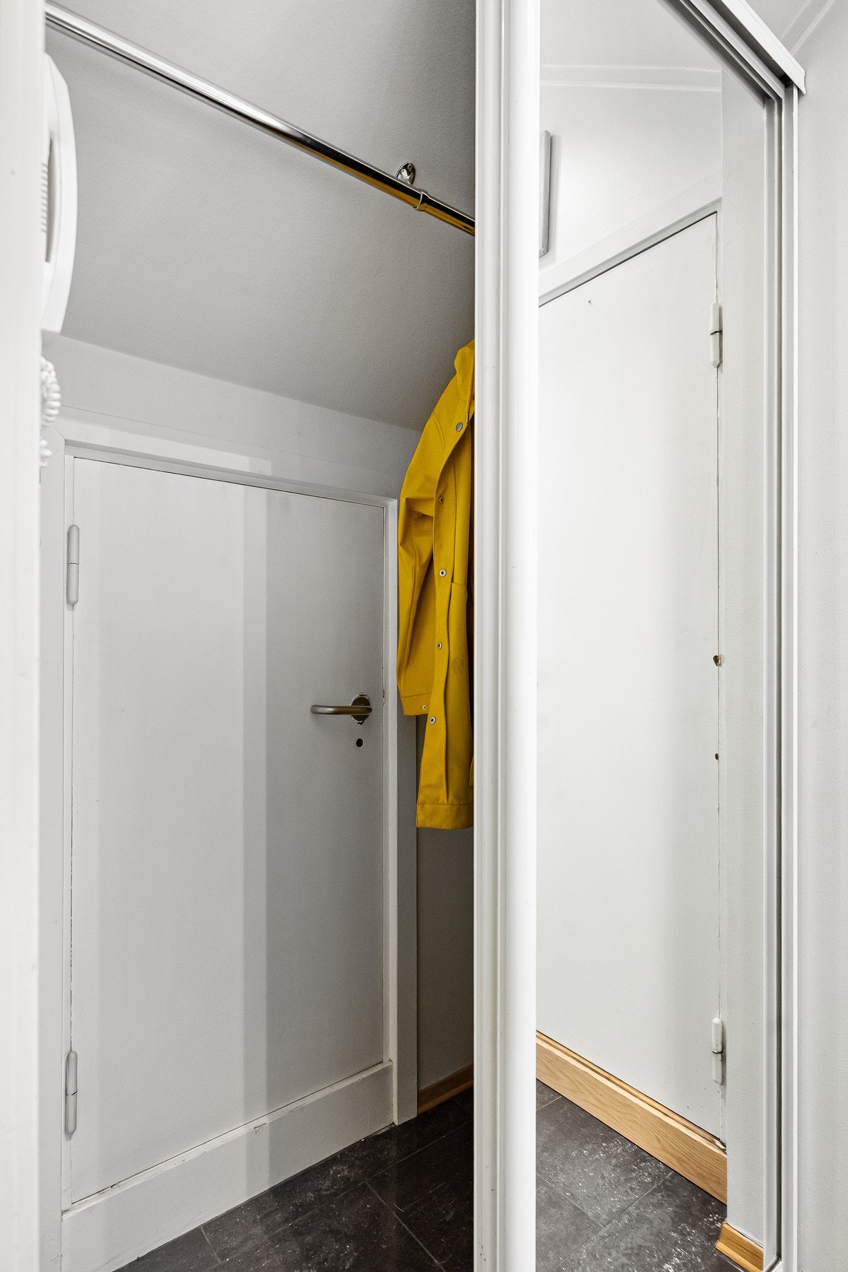 Skyvedørsgarderobe med god oppbevaringsplass, samt ekstra lagring i kneloft. Galleribilde