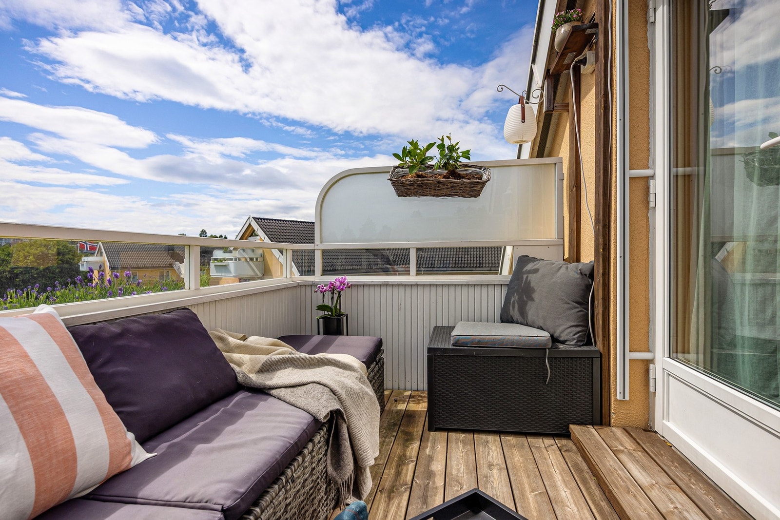 Det er utvendig solskjerming foran balkongdørene. Betjenes med fjernkontroll inne. Galleribilde