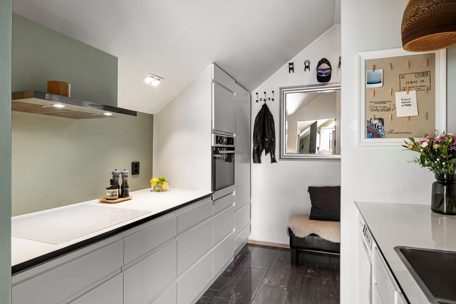 Moderne kjøkkeninnredning med lyse, glatte fronter og benkeplate i laminat. Galleribilde