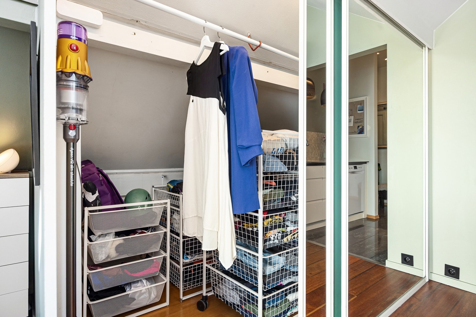 Gode lagringsmuligheter i stor skyvedørsgarderobe mellom stue og kjøkken. Galleribilde