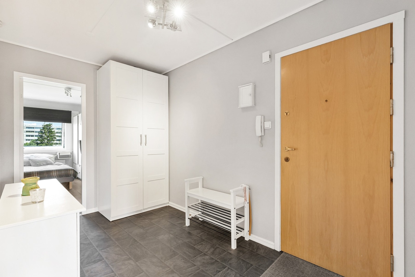 Velkommen inn - lys og ryddig entré med plass til oppbevaring. Galleribilde