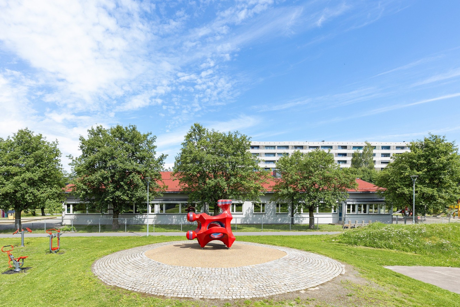 I borettslaget finner man flere flotte sittegrupper hvor man kan sitte ute og nyte sommeren til det fulleste! Galleribilde