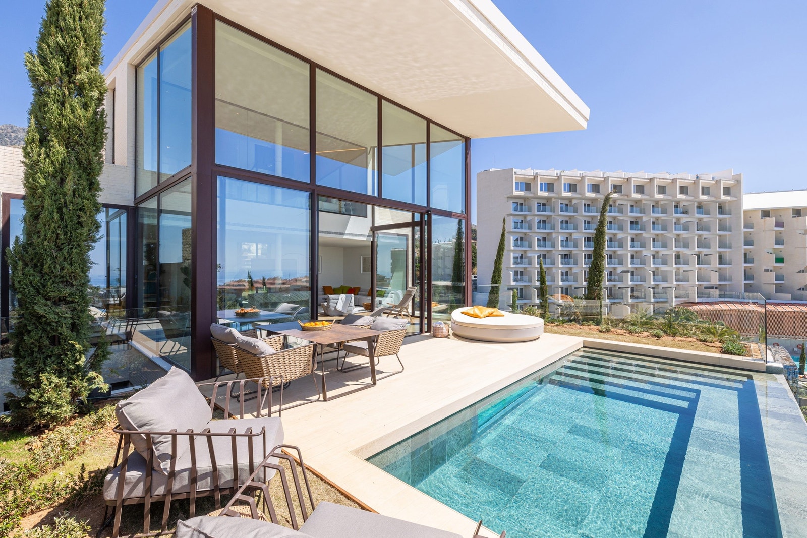 Villaene har private basseng rett utenfor stuen. Galleribilde