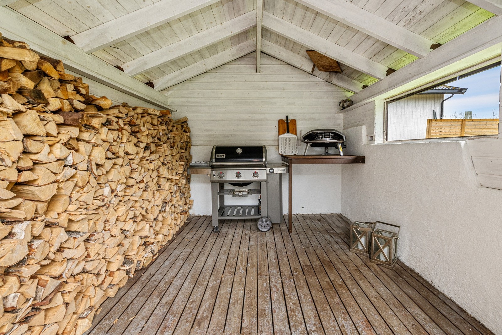 Her ser vi utestuen. Her har eier grill og benk med pizzaovn Galleribilde