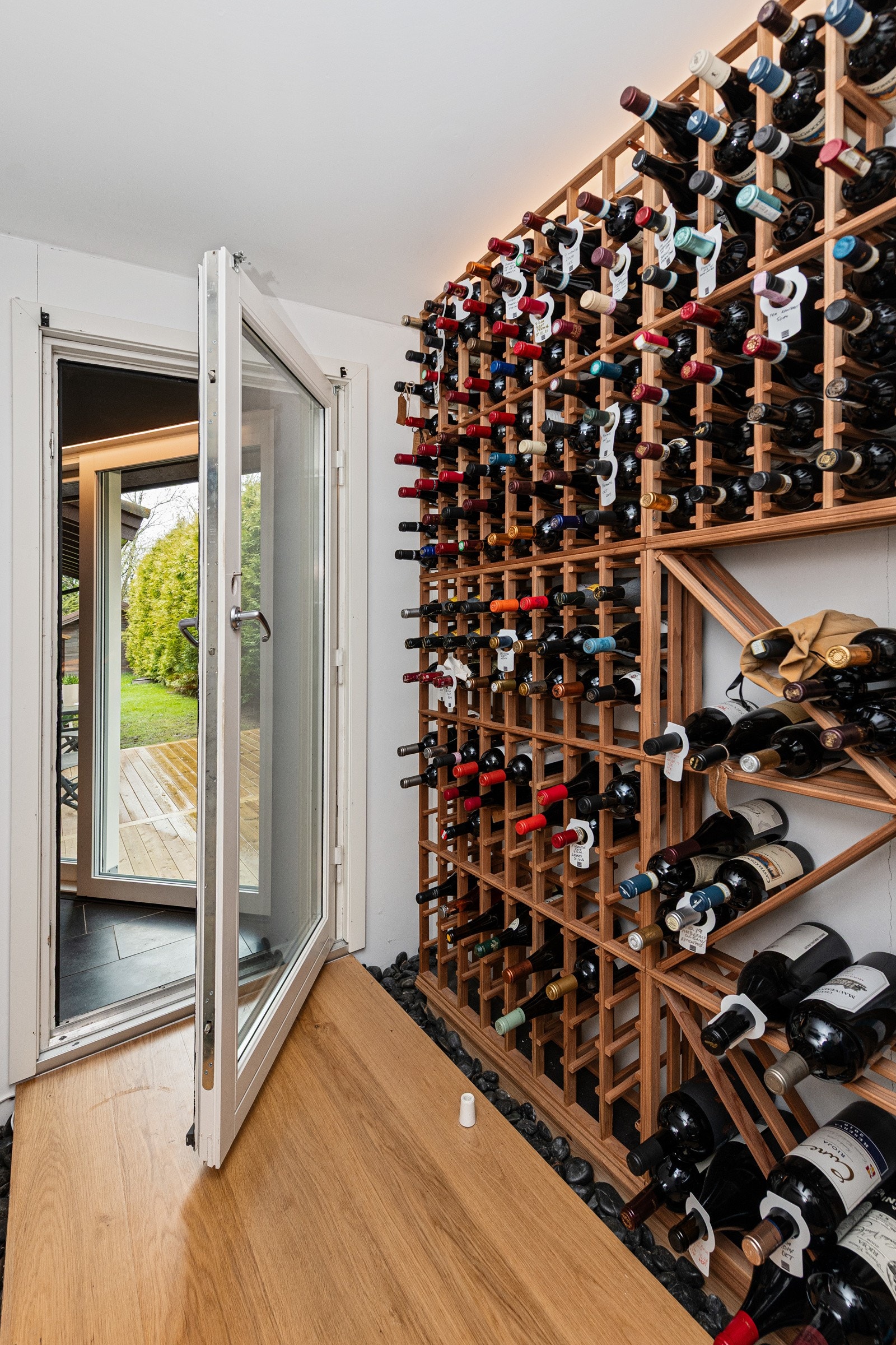 På kjøkkenet er det et rom som er innredet som til lagring av vin Galleribilde
