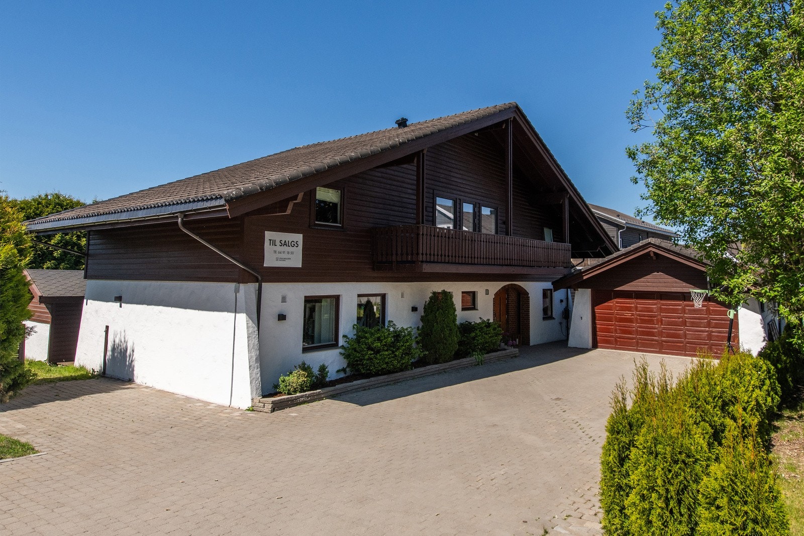 Her ser man inngangsiden på huset. Stor steinlagt gårdsplass Galleribilde