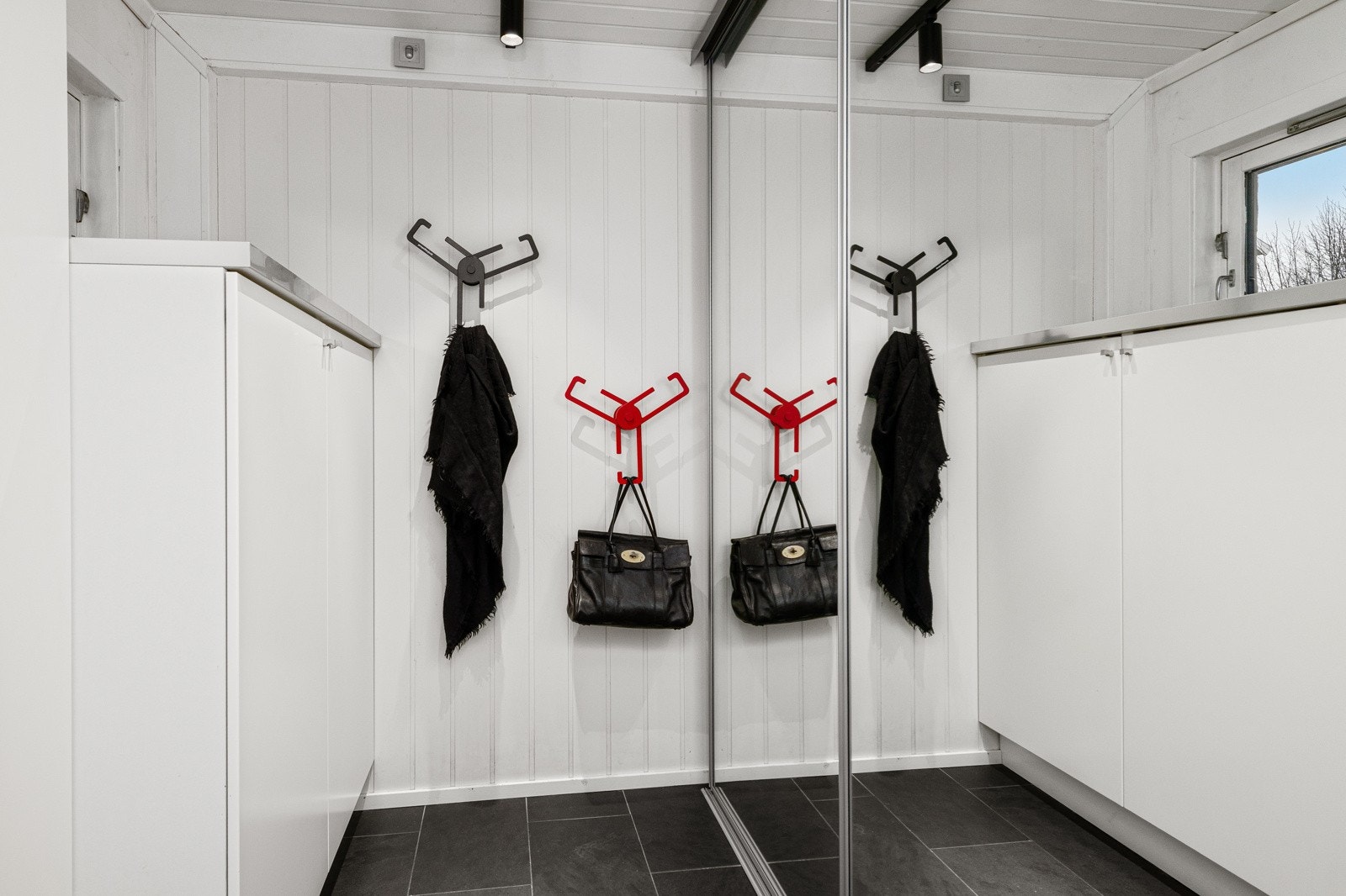 Entrè har skyvedørsgarderobe og skap for lagring Galleribilde