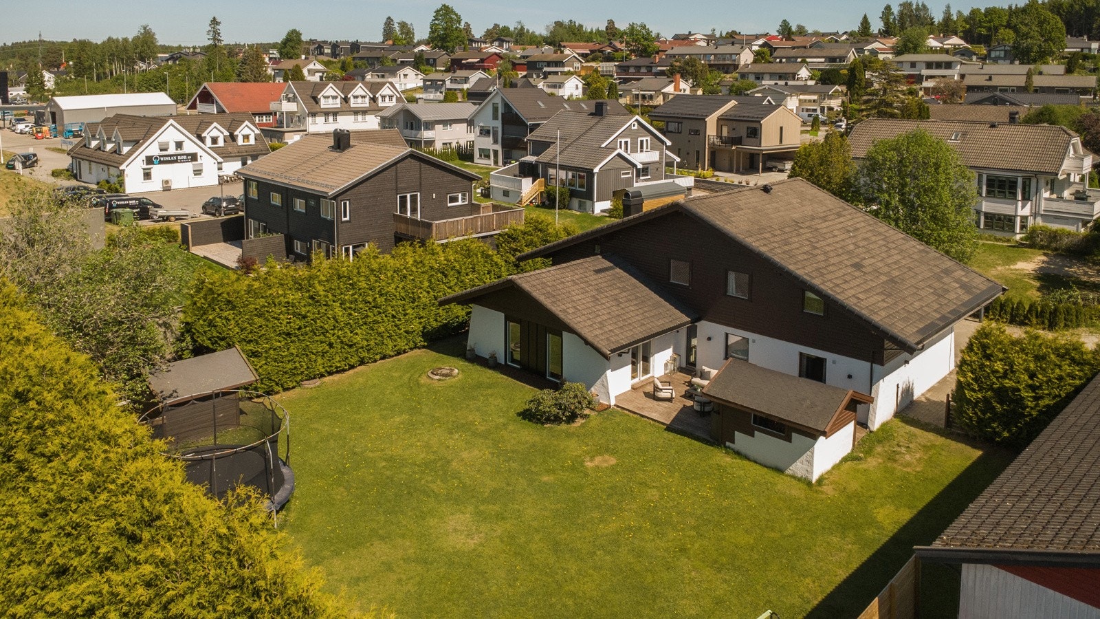 Her ser vi vestsiden av huset. Stor flat tomt på 1174 m² Galleribilde