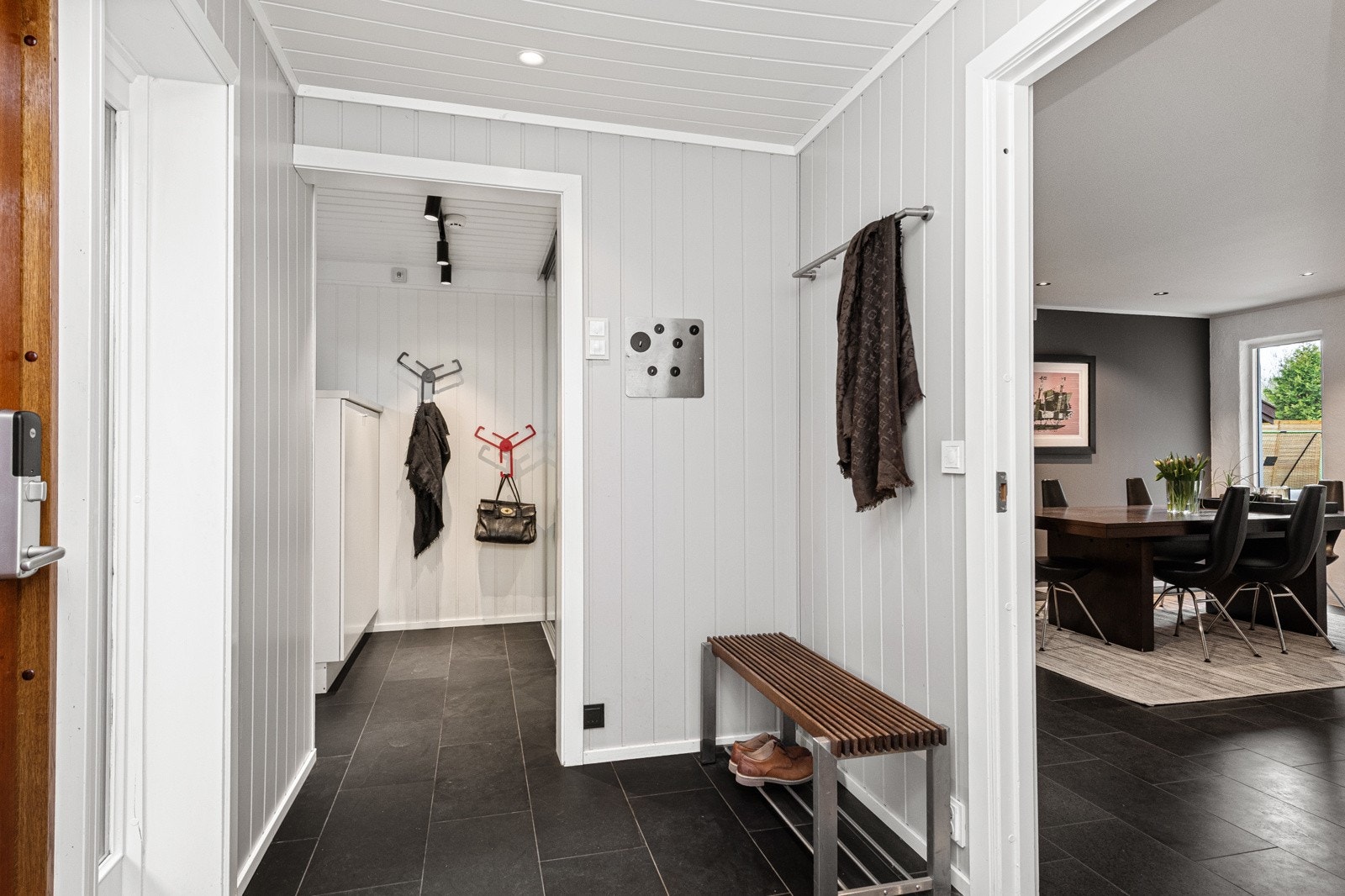 Entrè i 1. etasje med fliser og varmekabler Galleribilde