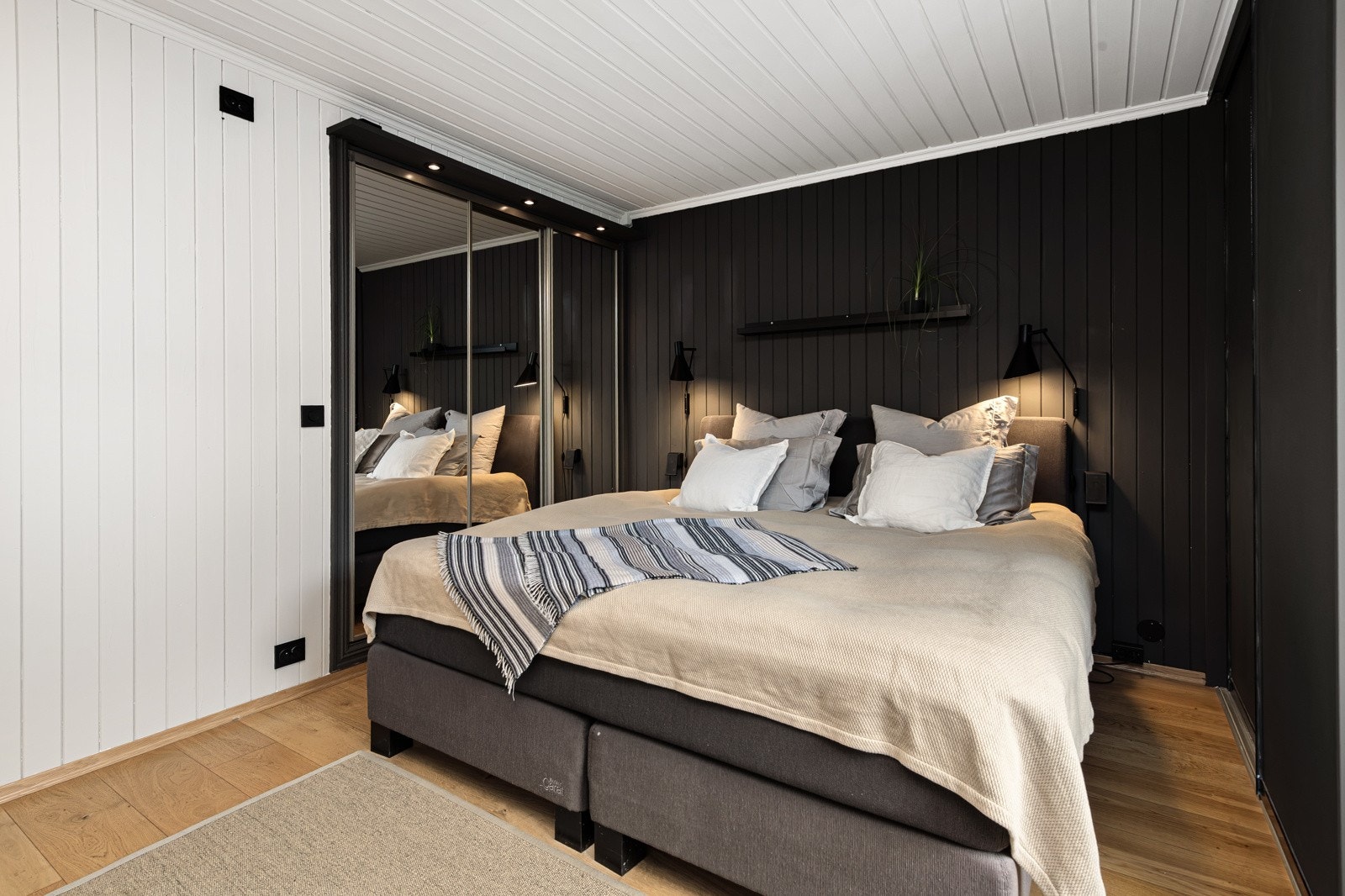 Soverom 1 i 1. etasje med direkte tilgang til badet. Skyvedørsgarderobe og skap Galleribilde
