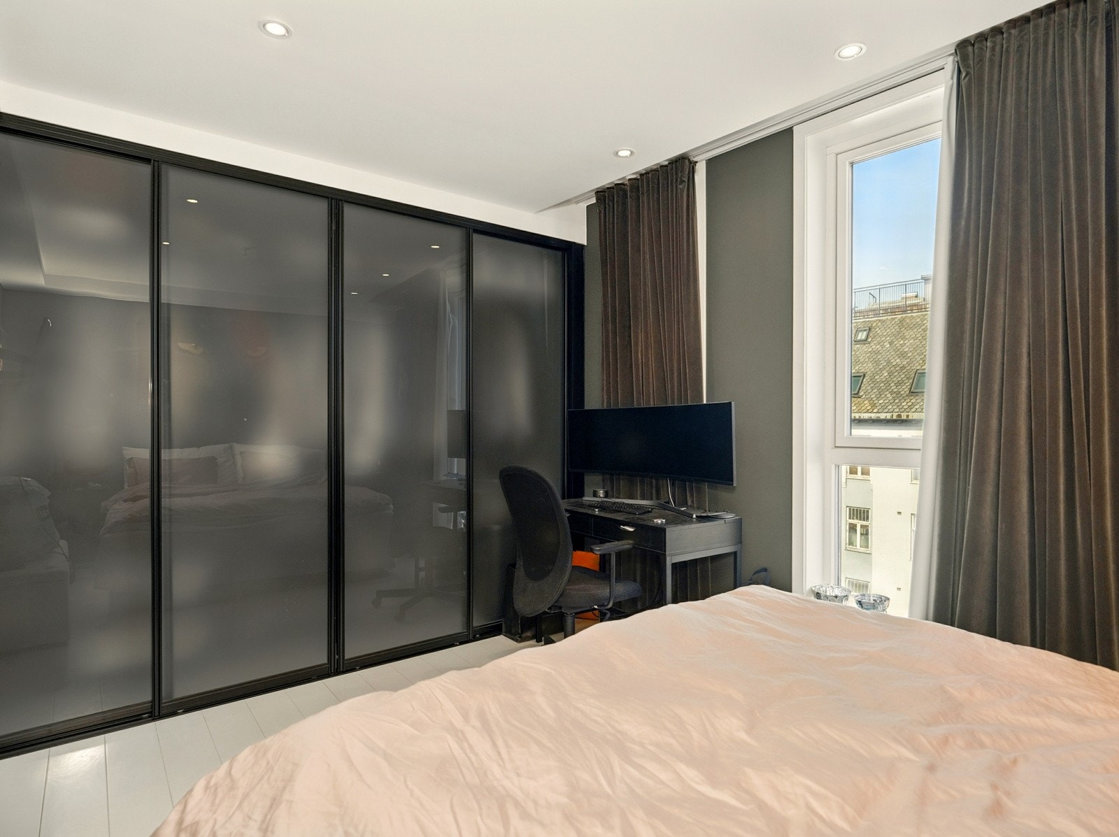 Rommet er utsyrt med en stor garderobe for god oppbevaringsplass. Galleribilde
