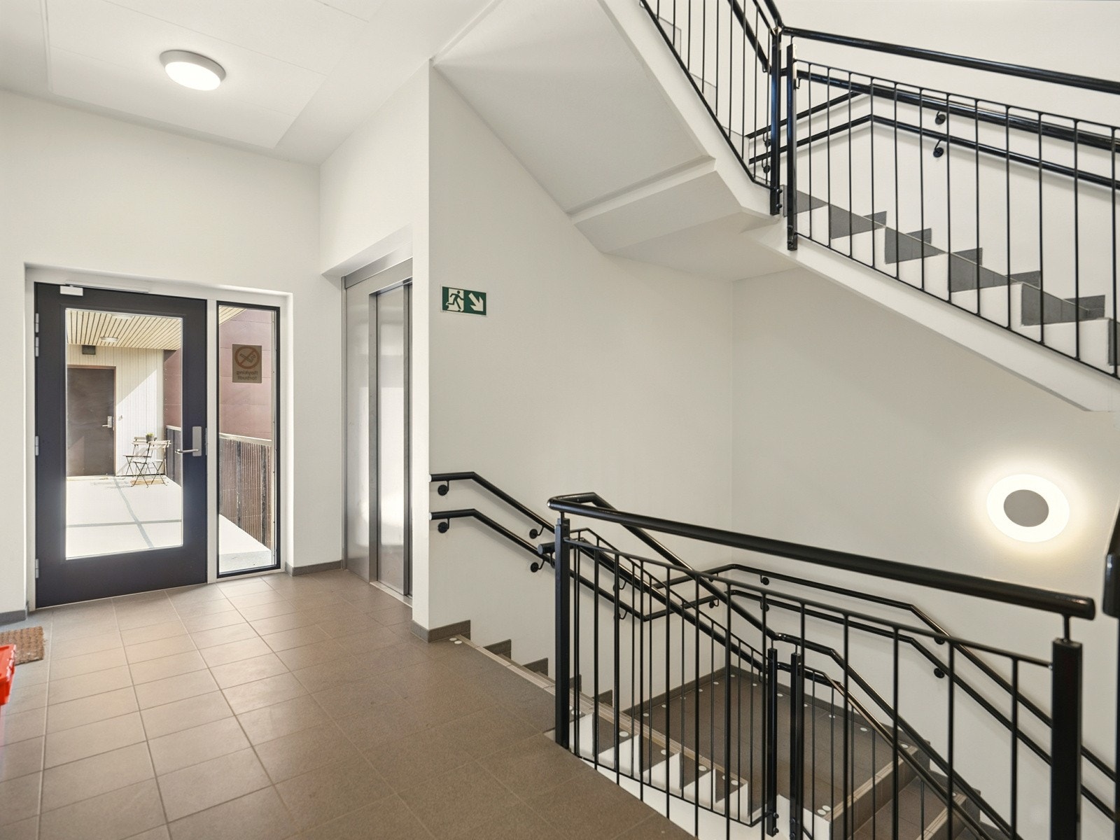 Bygningen har inngansparti på begge sider, mot Innherredsveien og mot Kirkegata. Det er også heis i bygget for enkel adkomst. Galleribilde