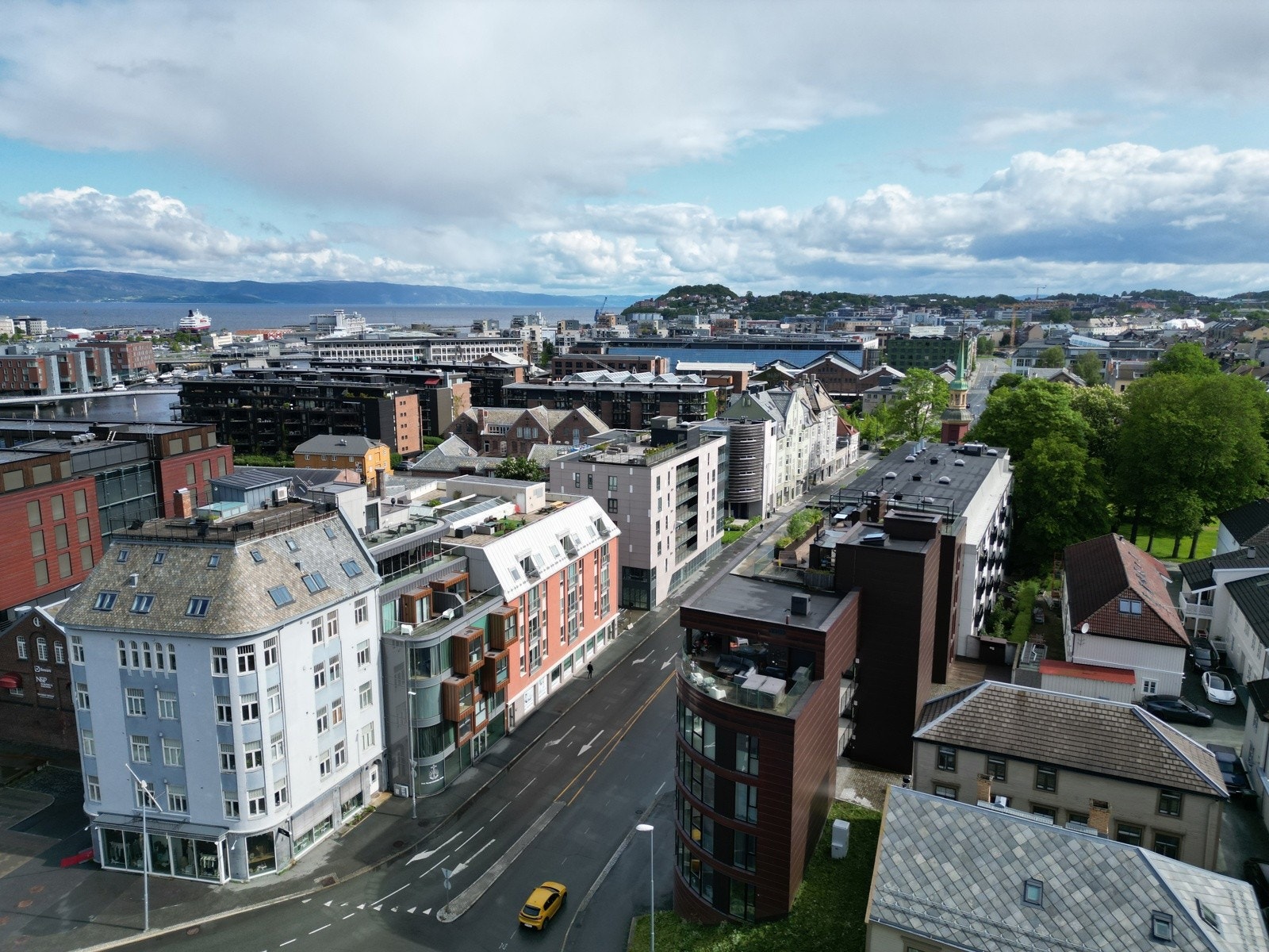 Leiligheten har en svært sentral beliggenhet, med gangavstand til alt Trondheim sentrum har å by på. Galleribilde