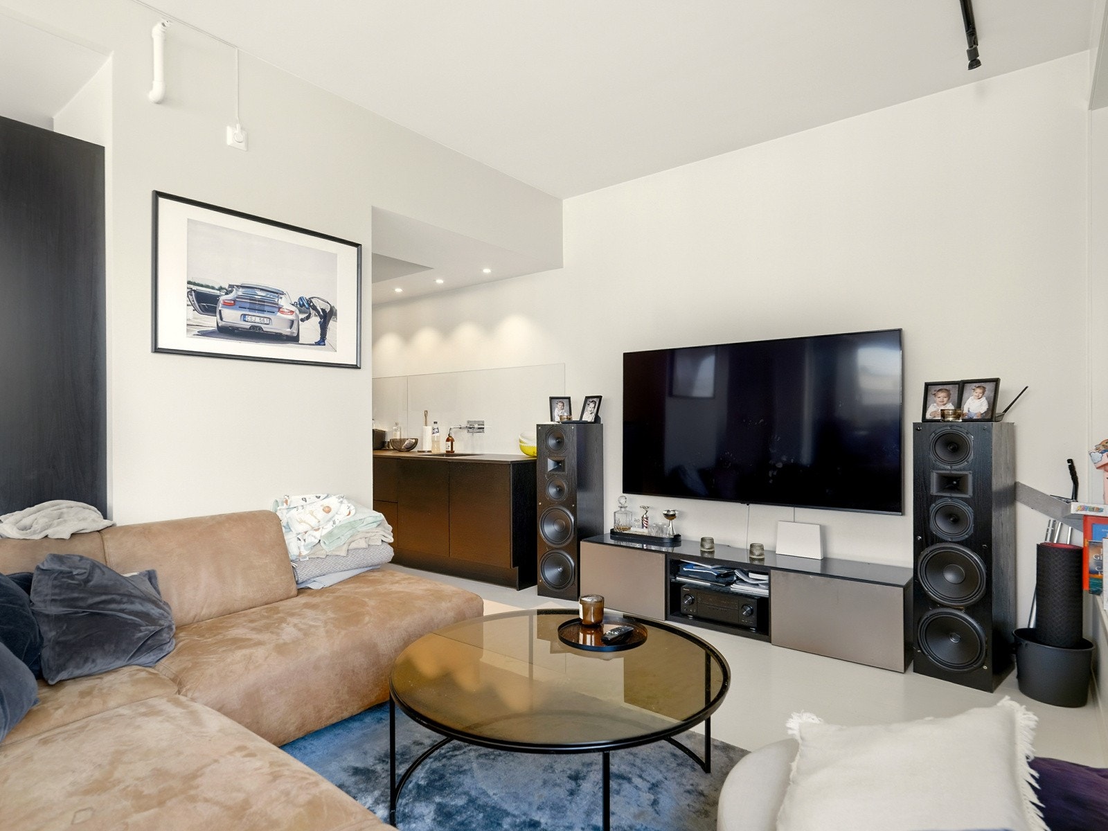 Her har man god plass til møblering med blant annet sofa og tilhørende mediemøblement. Galleribilde
