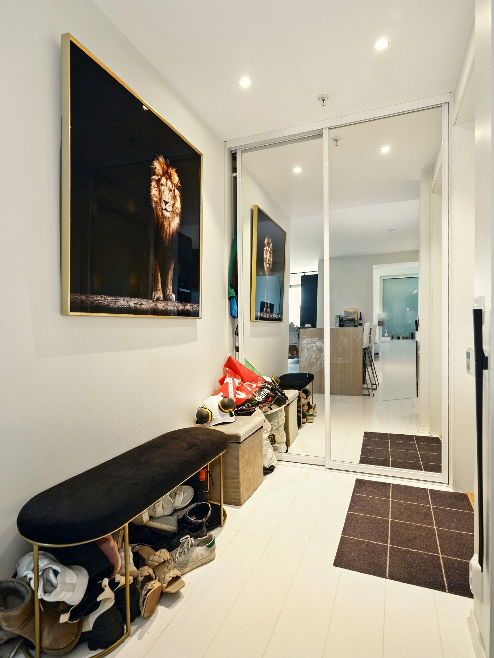 Entré med skyvedørsgarderobe for ekstra lagringsplass. Galleribilde