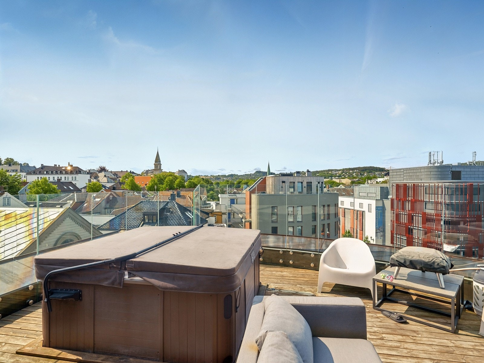 Leiligheten er den eneste i bygget med privat takterrasse. Galleribilde