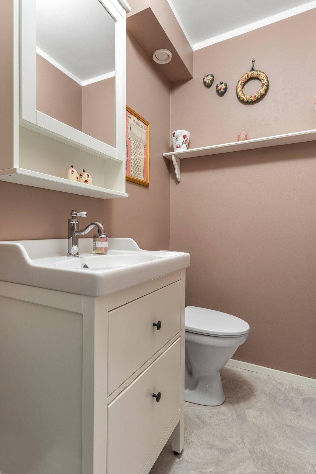 Gjestetoalett med wc og vask Galleribilde