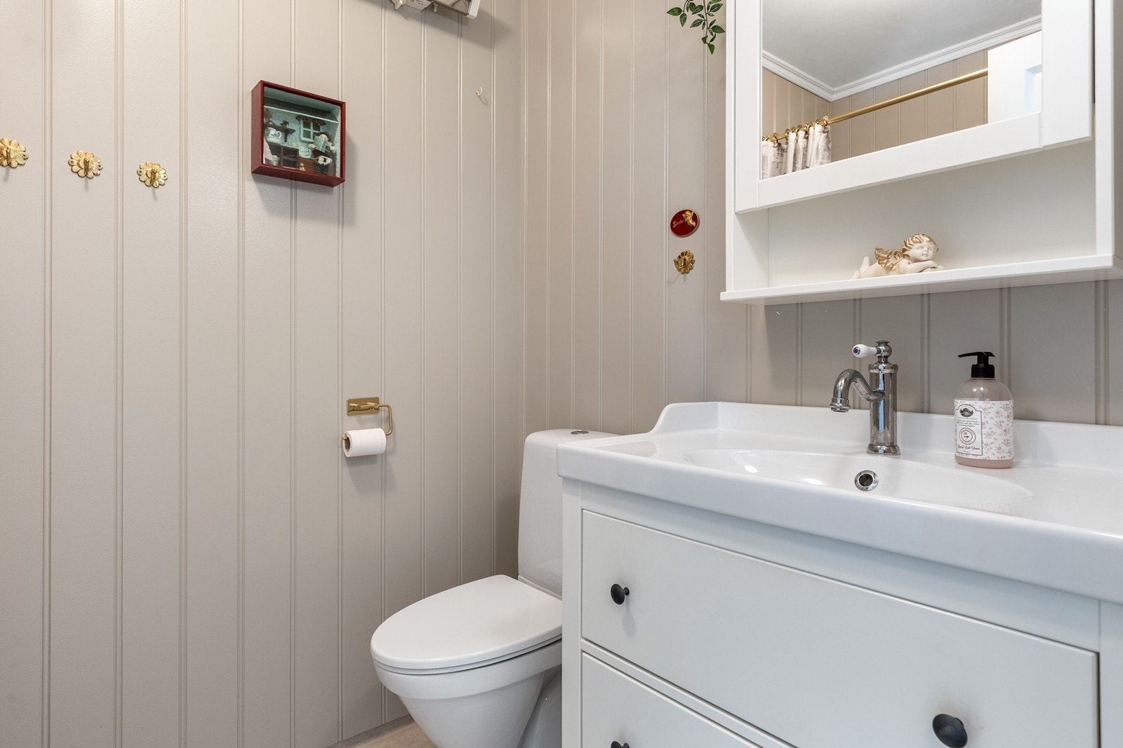 Bad med wc, vask og badekar Galleribilde