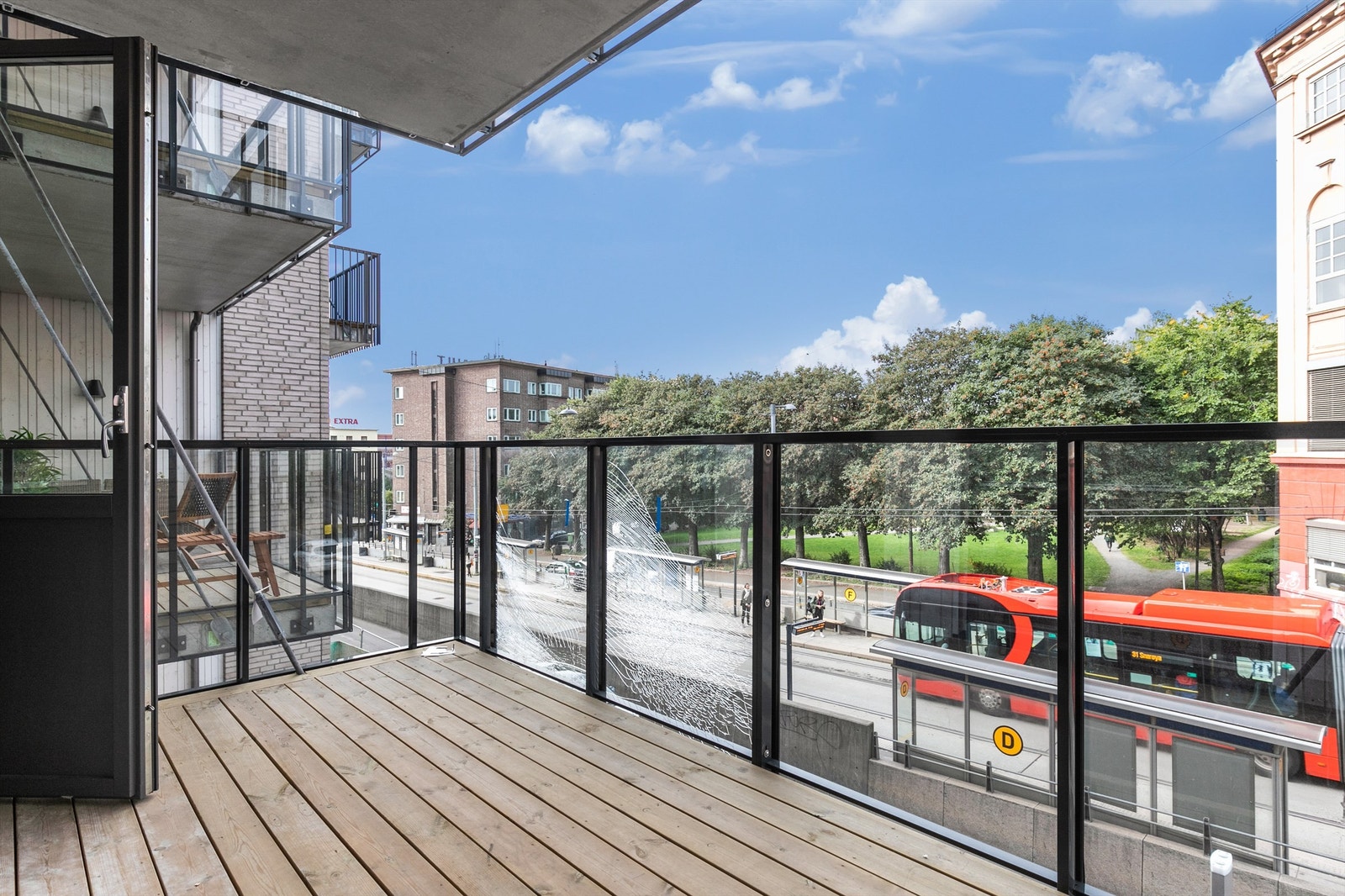Balkong (merk balkongen er nå innglasset og glasset fikset). Galleribilde