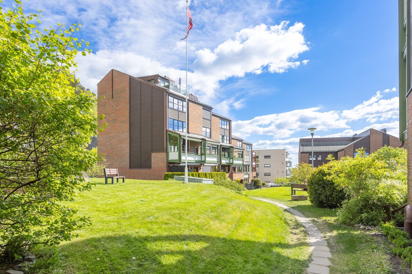 Boligen ligger i et grønt og godt vedlikeholdt område. Galleribilde