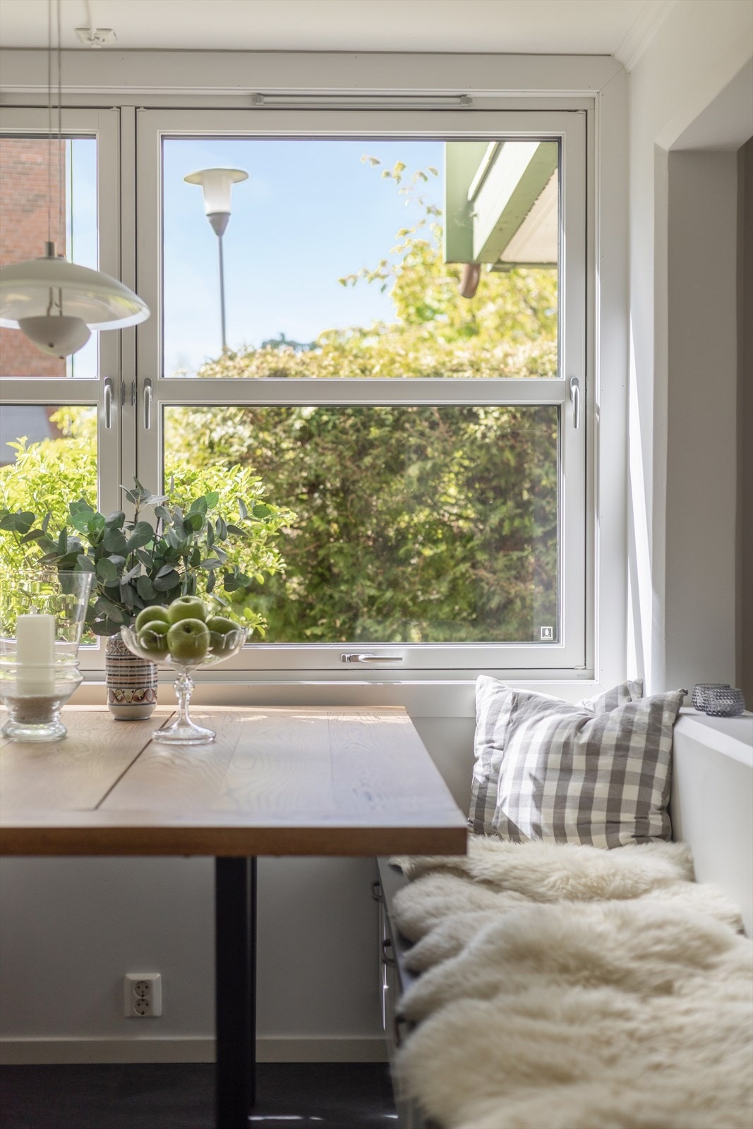 Med en koselig sittegruppe kan man nyte en god frokost med utsikt til hagen. Galleribilde