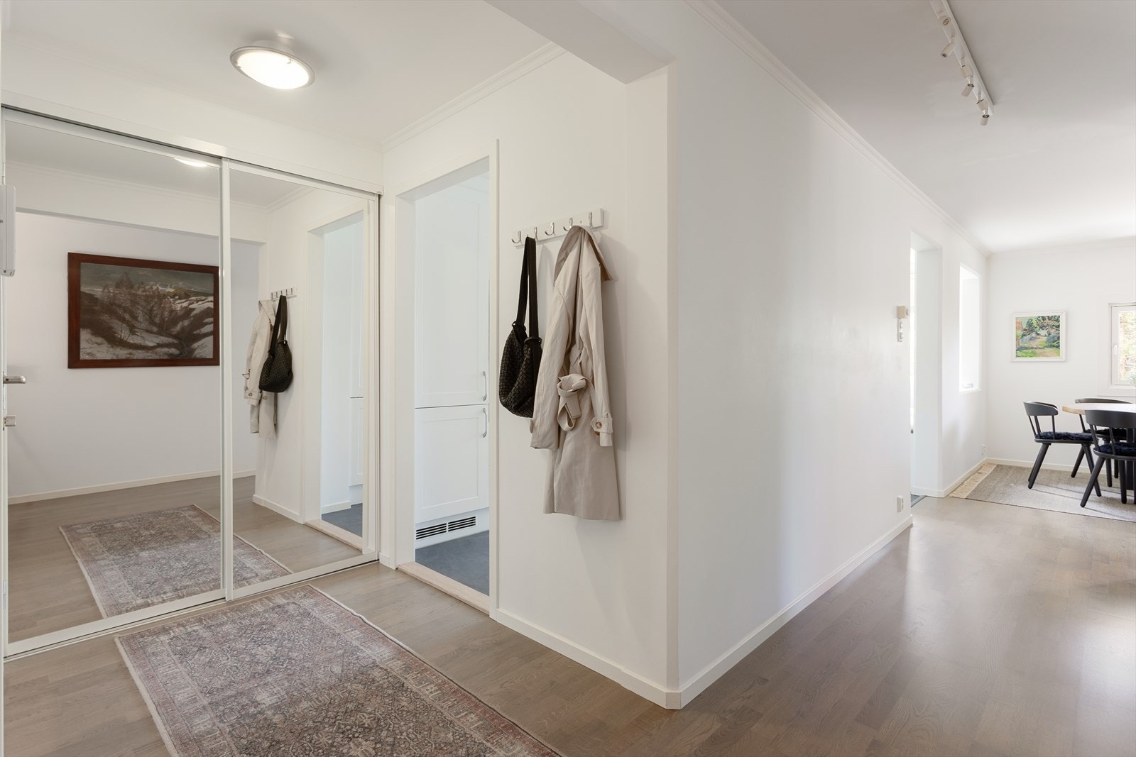 Leiligheten har en stor åpen entré som gir et godt førsteinntrykk til resten av boligen. Galleribilde