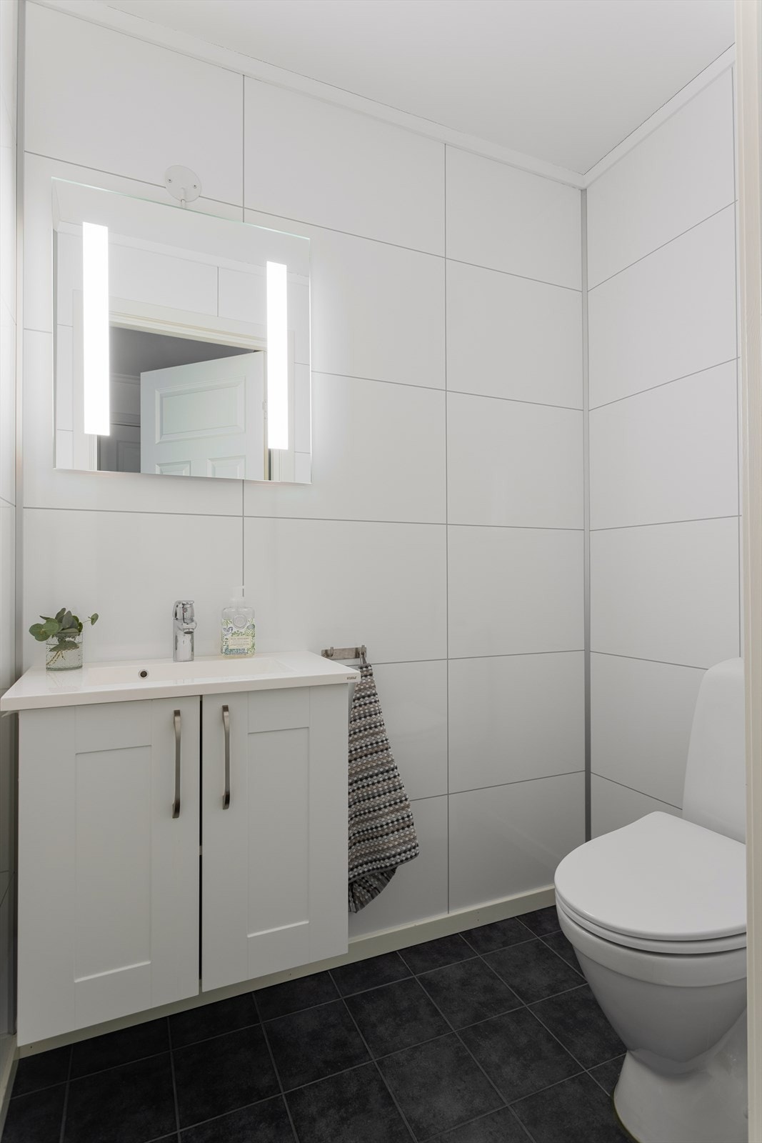 Her har man toalett, servant og oppbevaring. Galleribilde