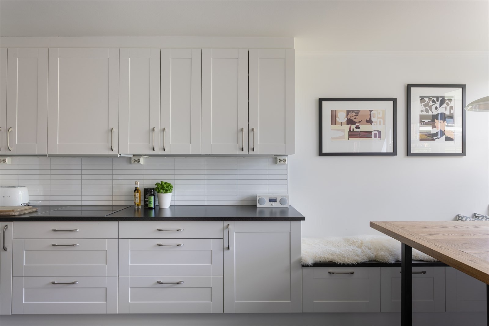 Lekkert og tidløst dansk design-kjøkken fra JKE (Nordic Kitchen Design) fra 2017 med lekre detaljer. Hvitevarer levert av BOSH. Galleribilde