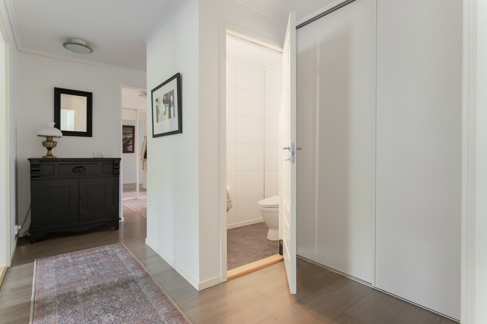 Leiligheten har også et eget toalettrom. Galleribilde