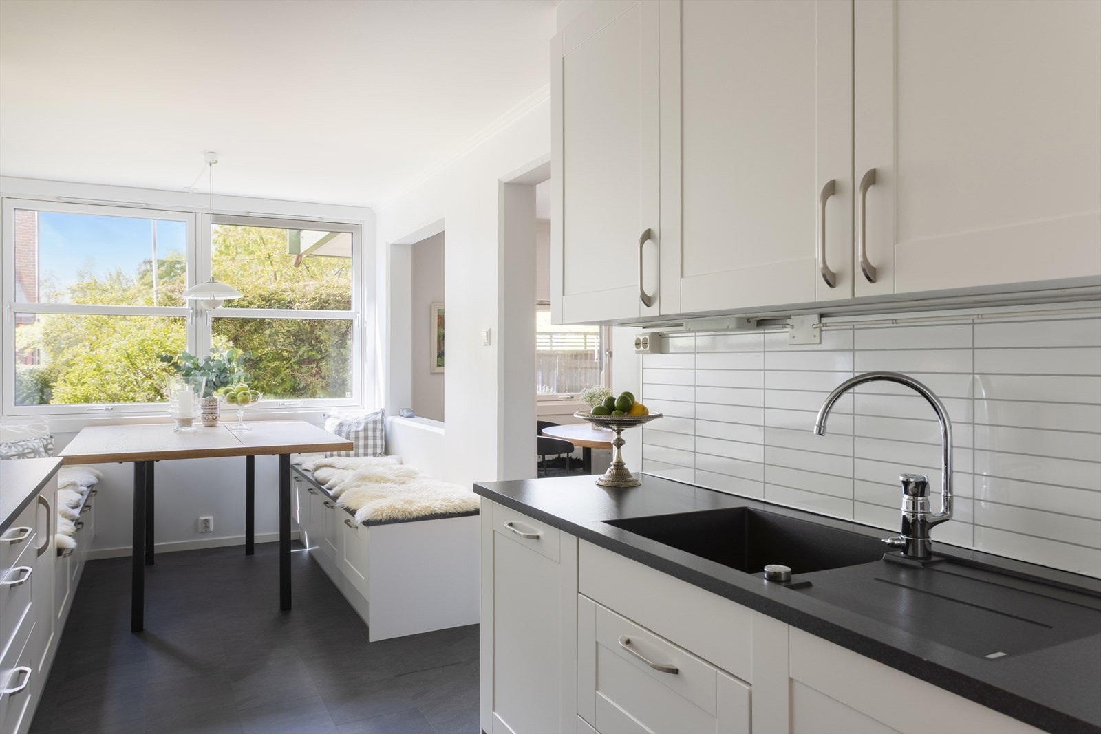 Nydelig plassbebygd kjøkkenbord i heltre eik medfølger. Galleribilde